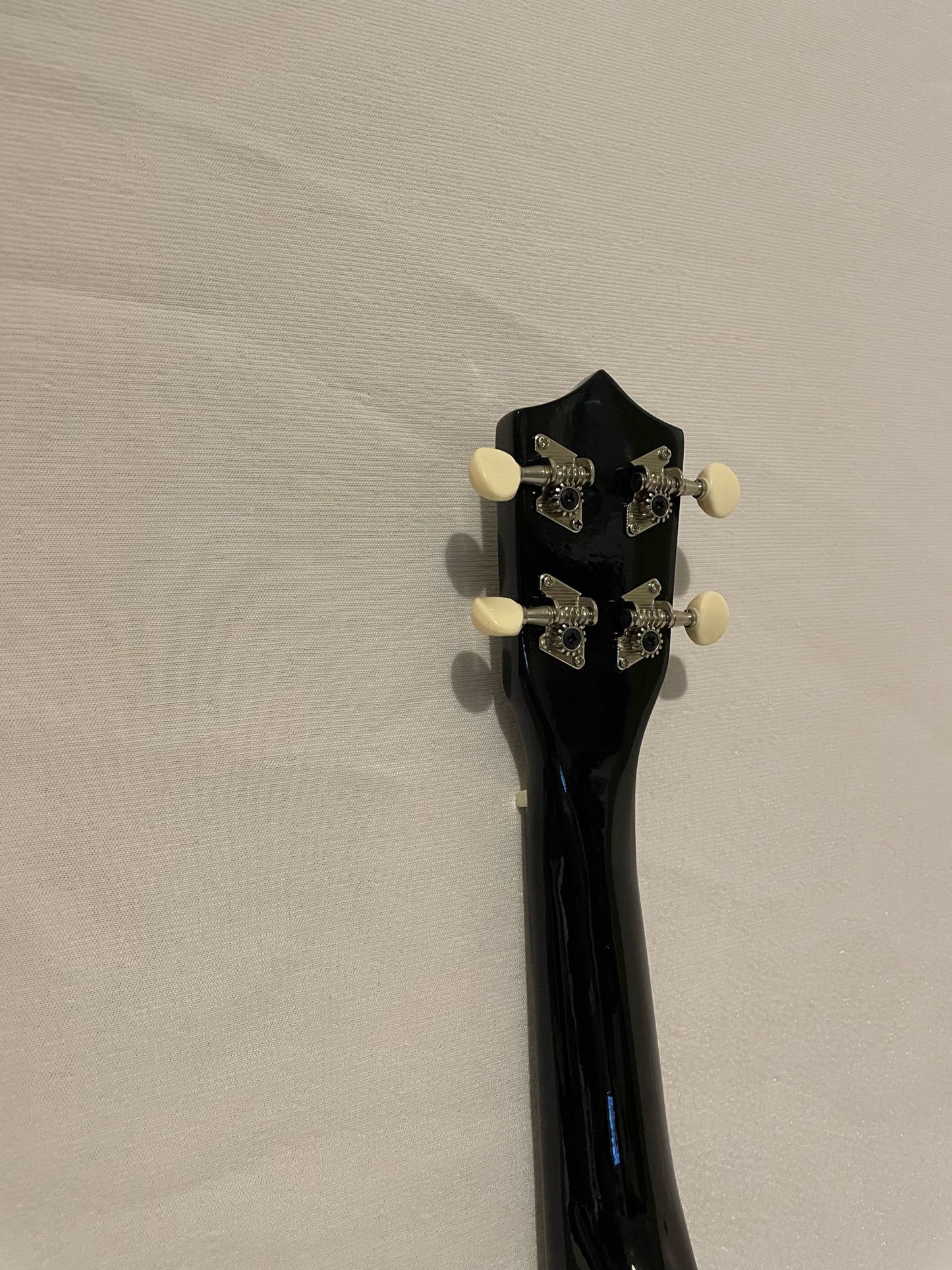 Dans la plus pure tradition des ukulélés, la marque WIKI - Cham Music - String Instrument