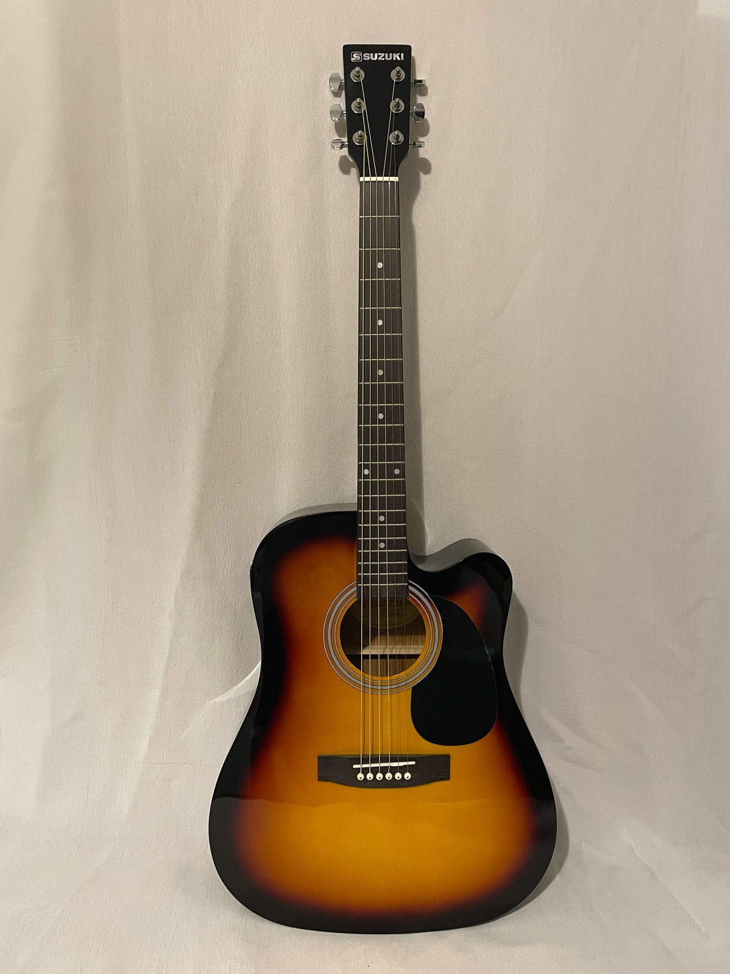 Découvrez la guitare folk électro - acoustique Suzuki, un - Cham Music -