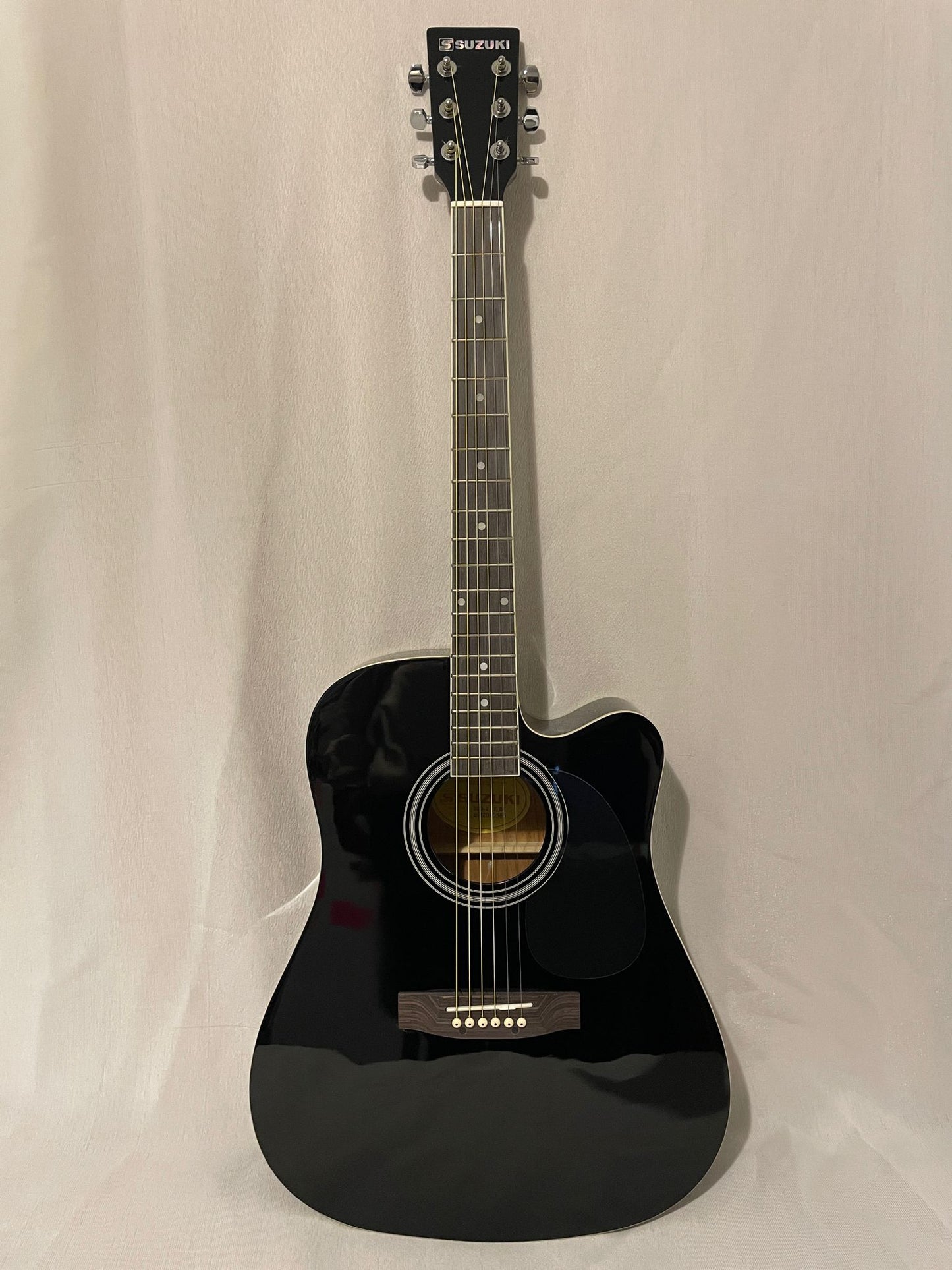 Découvrez la guitare folk électro - acoustique Suzuki, un - Cham Music -