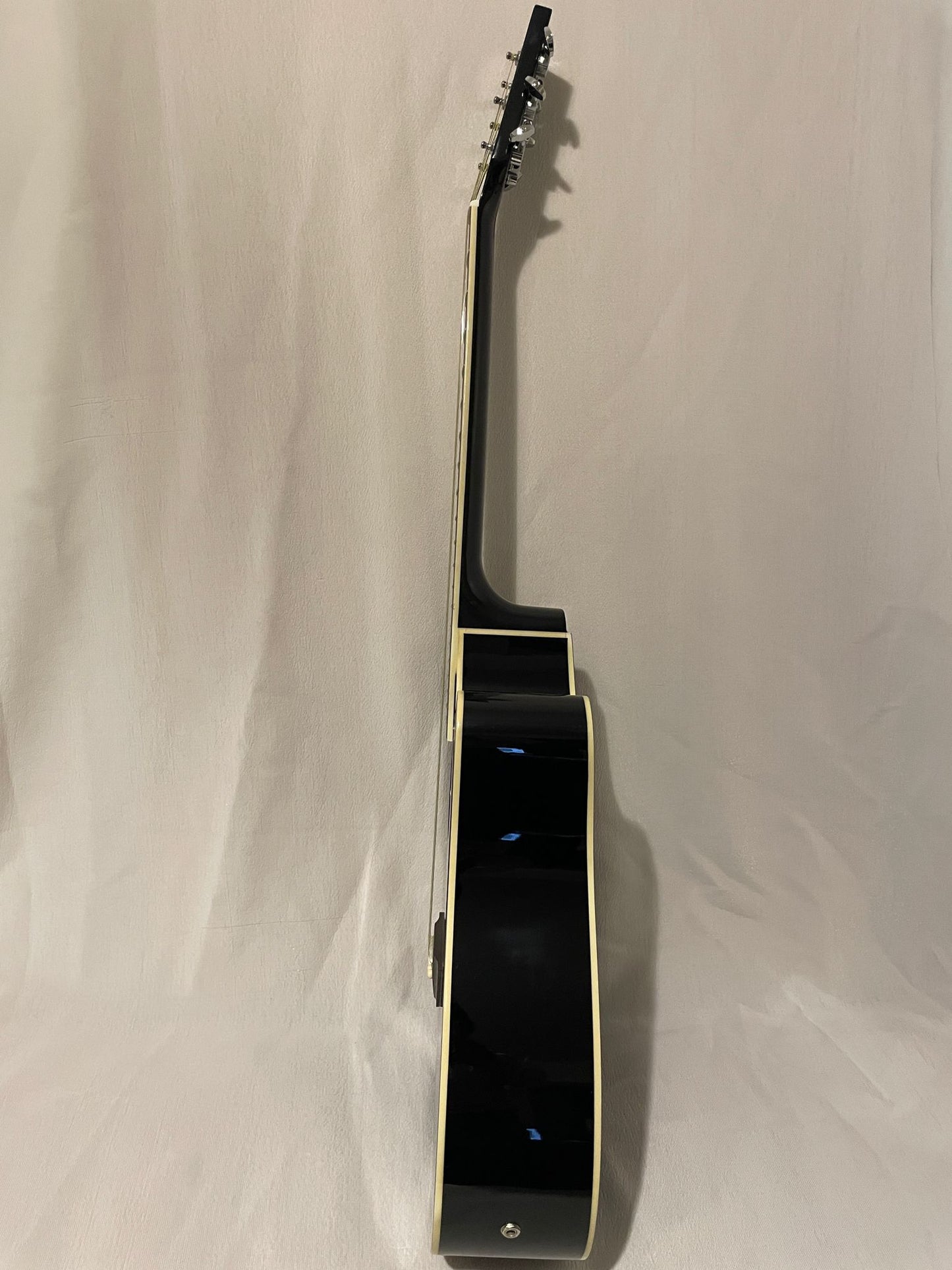 Découvrez la guitare folk électro - acoustique Suzuki, un - Cham Music -
