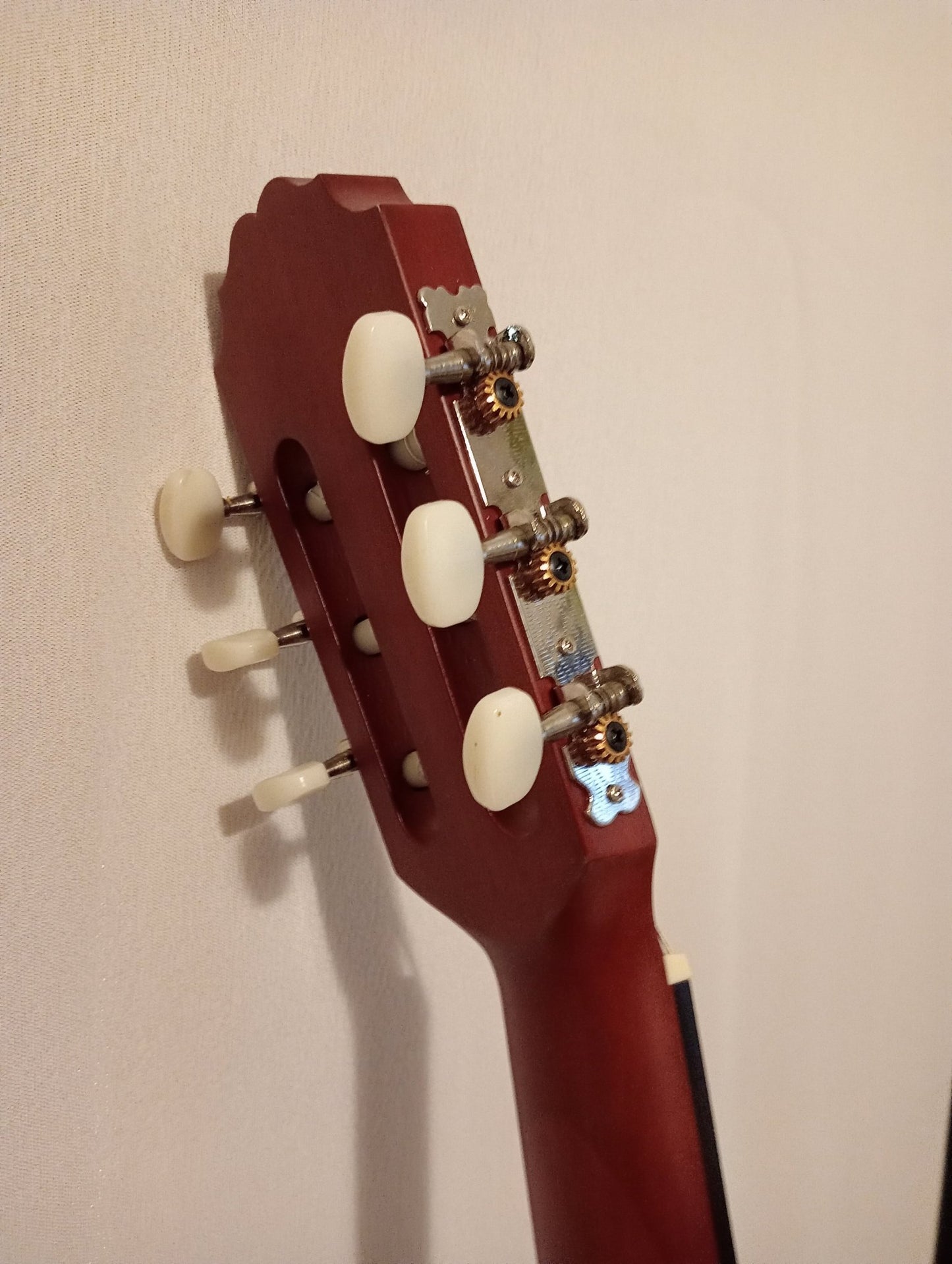 Découvrez la version électro - classique de la guitare Gewa - Cham Music -