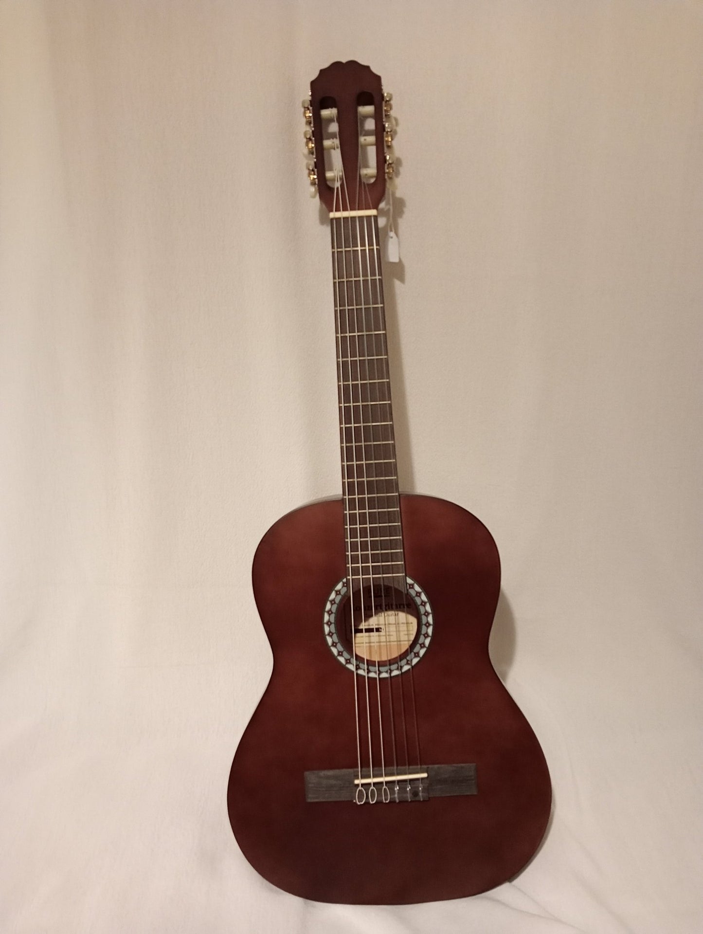 La guitare classique Pure de GEWA, en taille 4/4, est un - Cham Music -