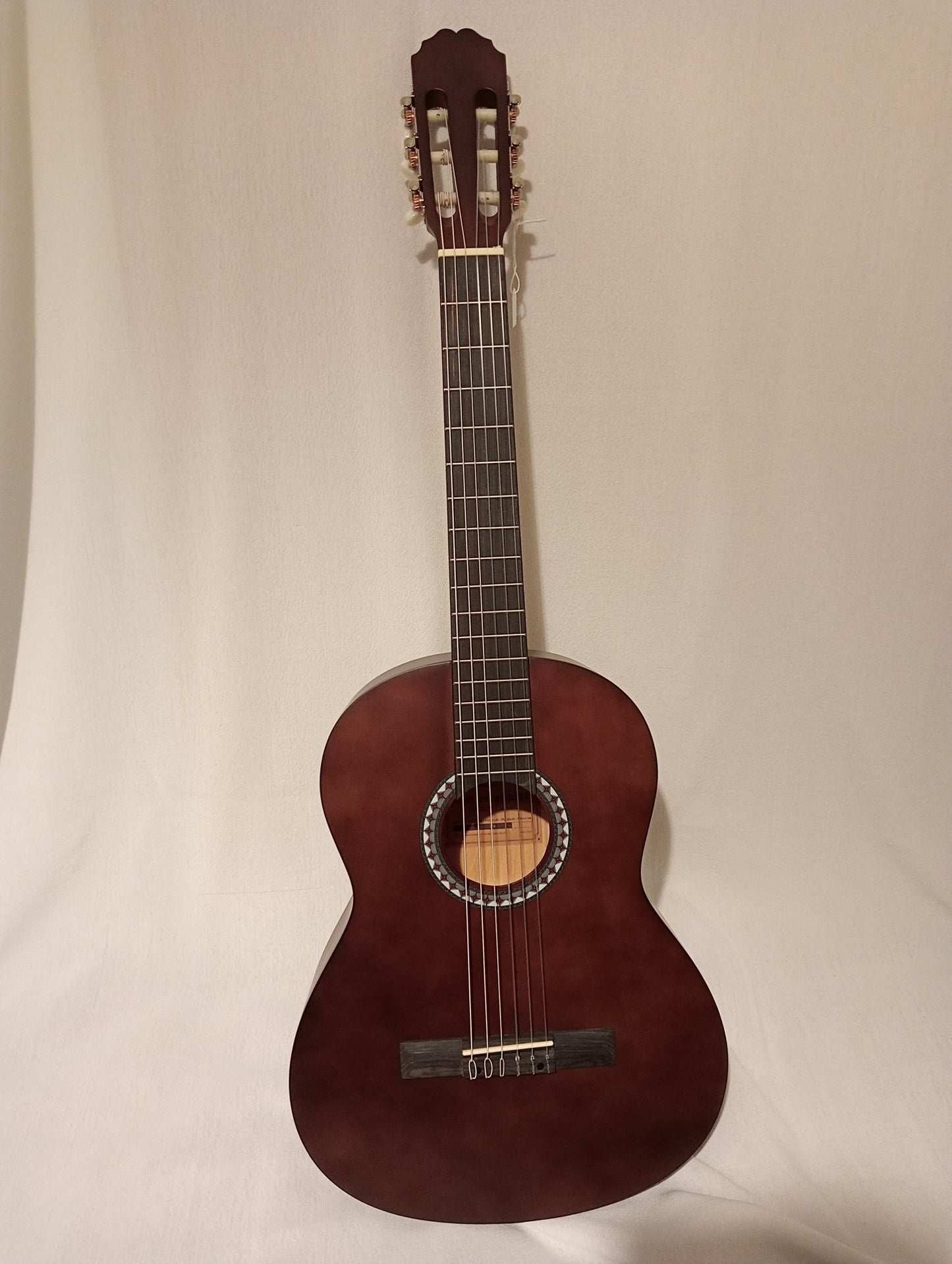 La guitare classique Pure de GEWA, en taille 4/4, est un - Cham Music -