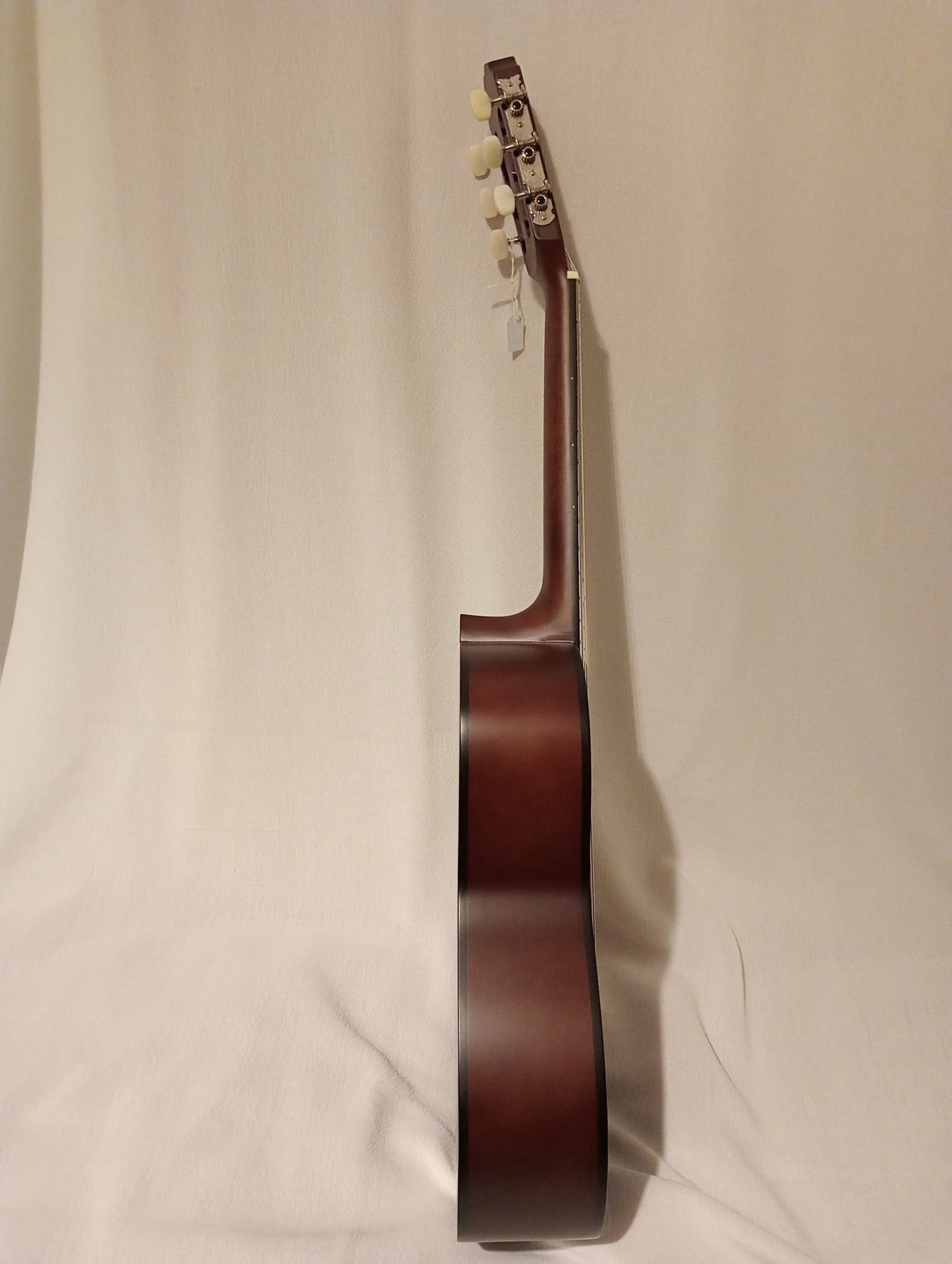 La guitare classique Pure de GEWA, en taille 4/4, est un - Cham Music -