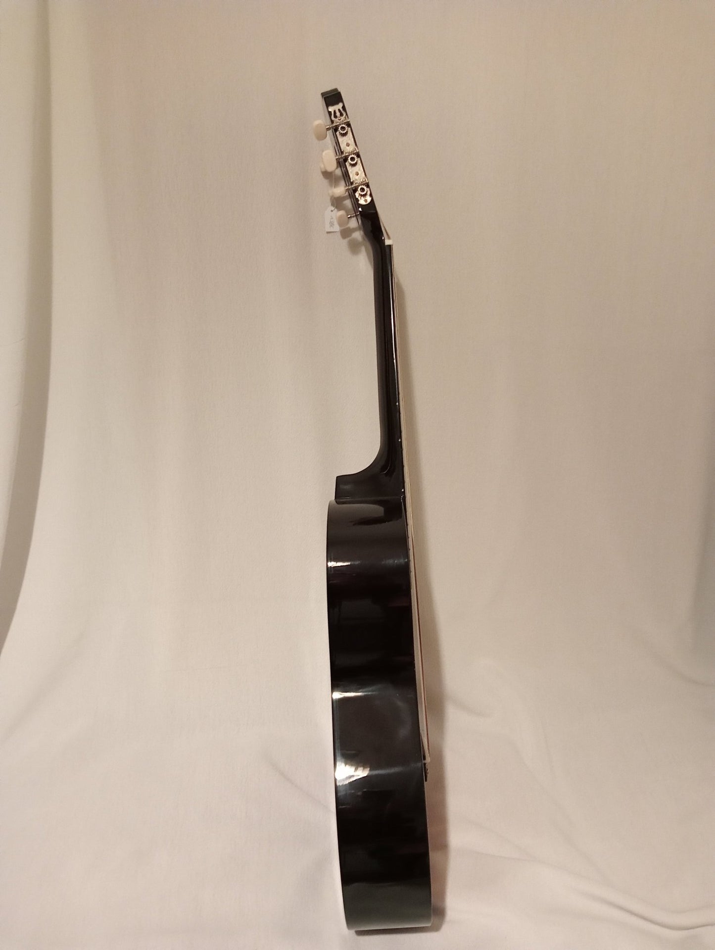 La guitare classique Suzuki allie des matériaux de qualité - Cham Music -
