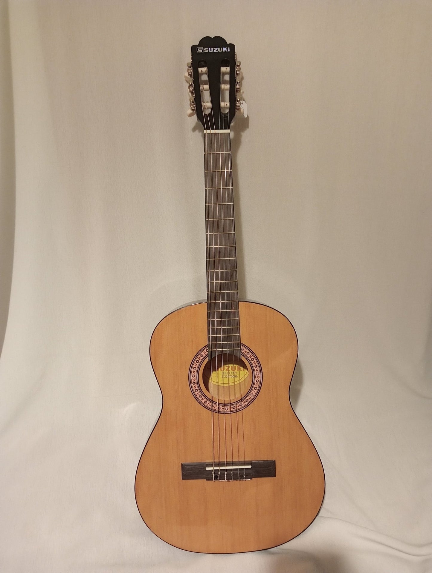 La guitare classique Suzuki allie des matériaux de qualité - Cham Music -