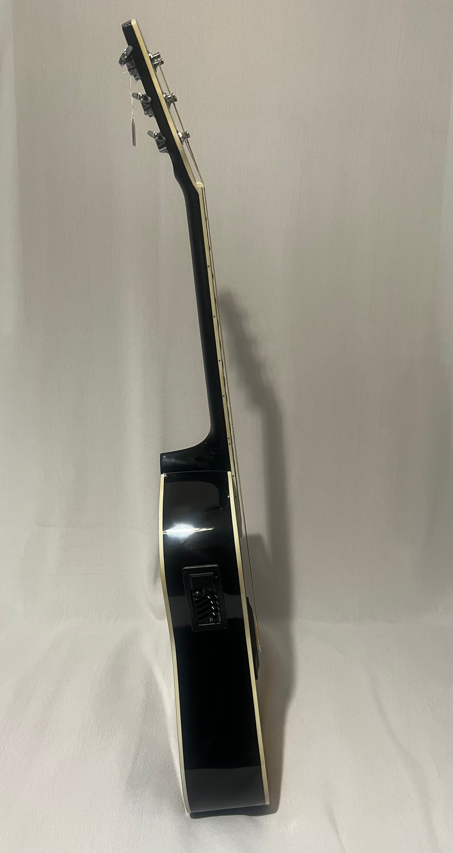 La guitare folk électro-acoustique Delson HW-41 combine