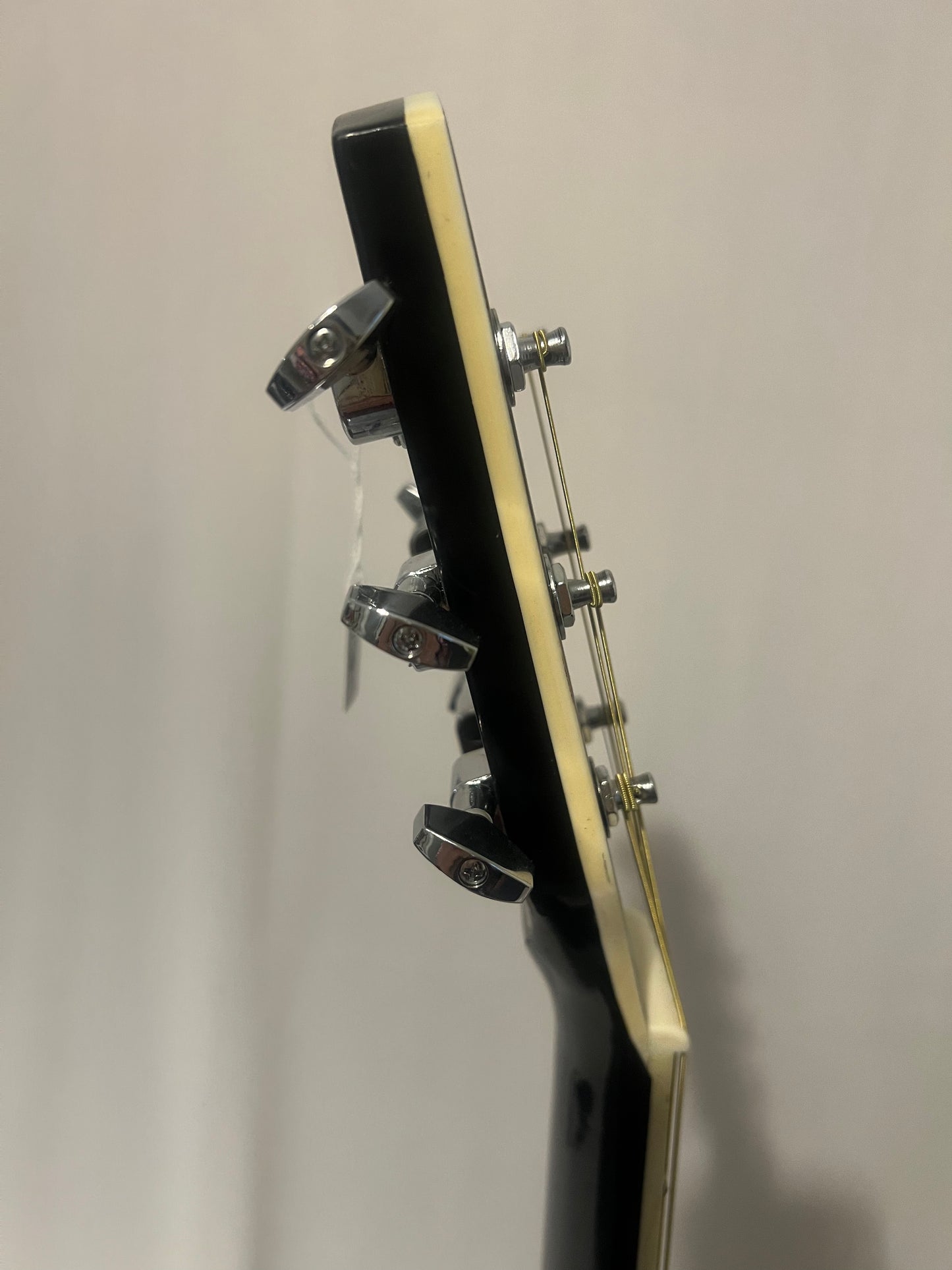 La guitare folk électro-acoustique Delson HW-41 combine