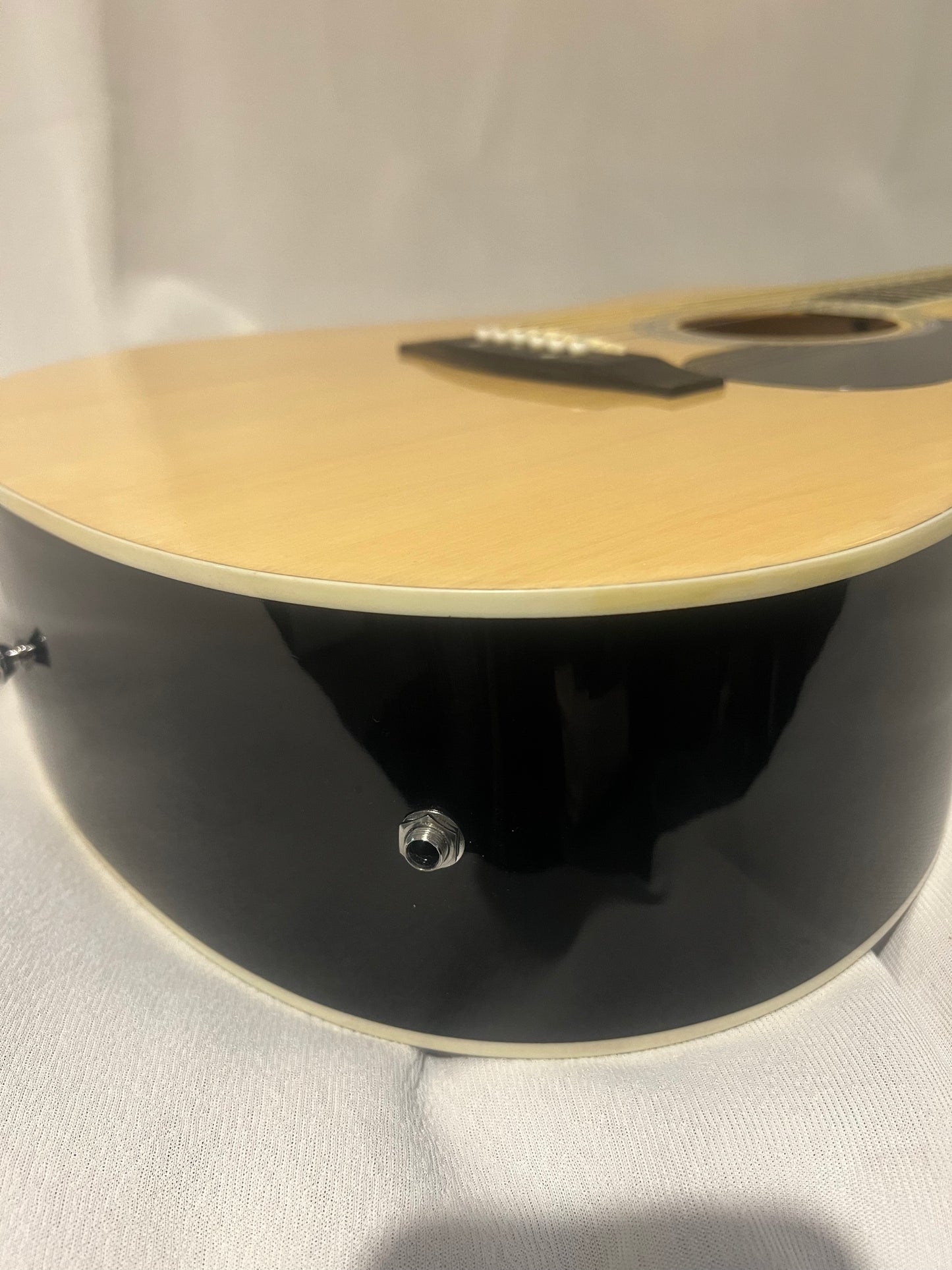 La guitare folk électro-acoustique Delson HW-41 combine