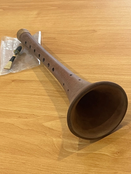 Cette zurna turque artisanale est fabriquée en bois de