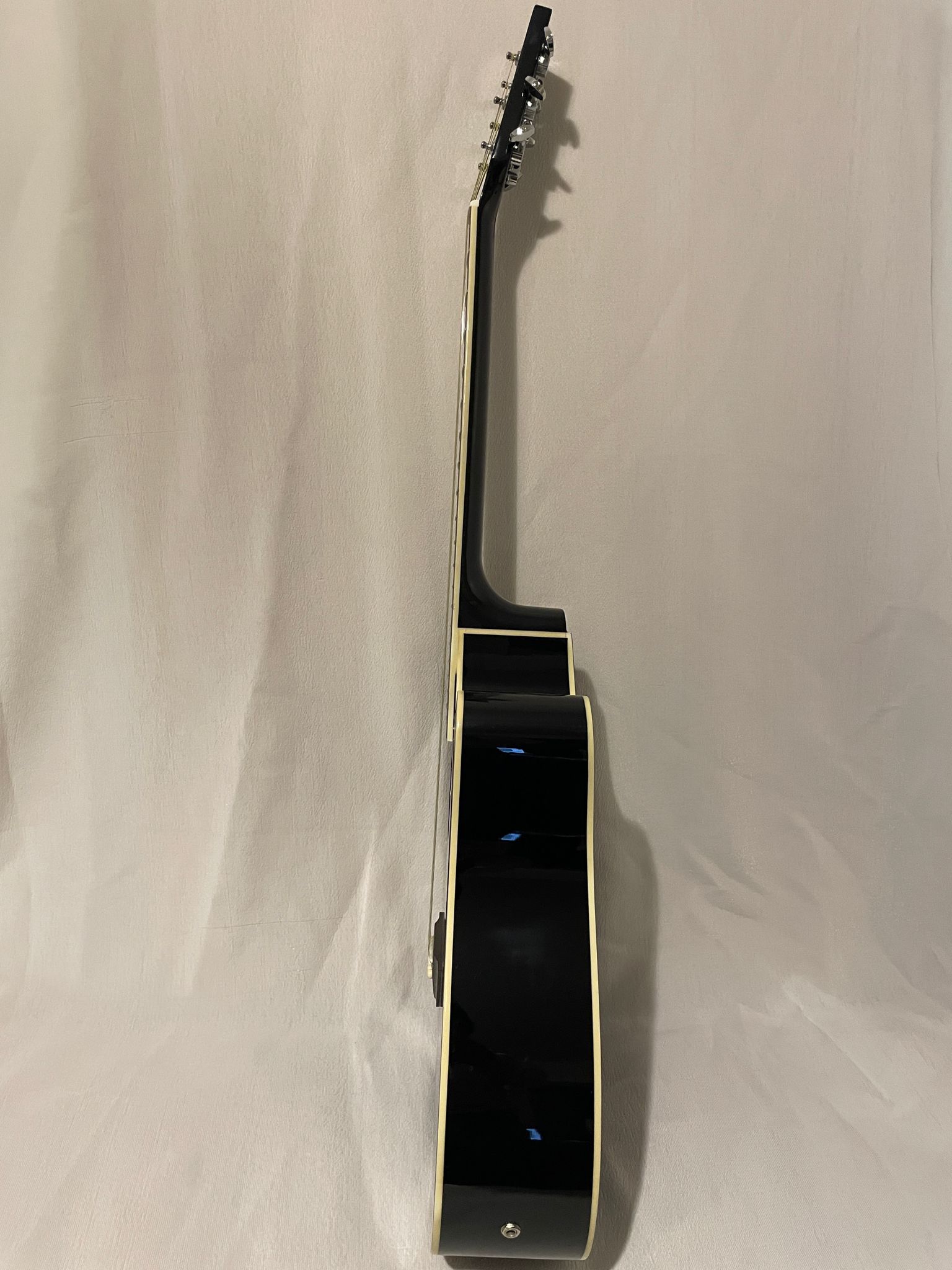Découvrez la guitare folk électro - acoustique Suzuki, un - Cham Music - 